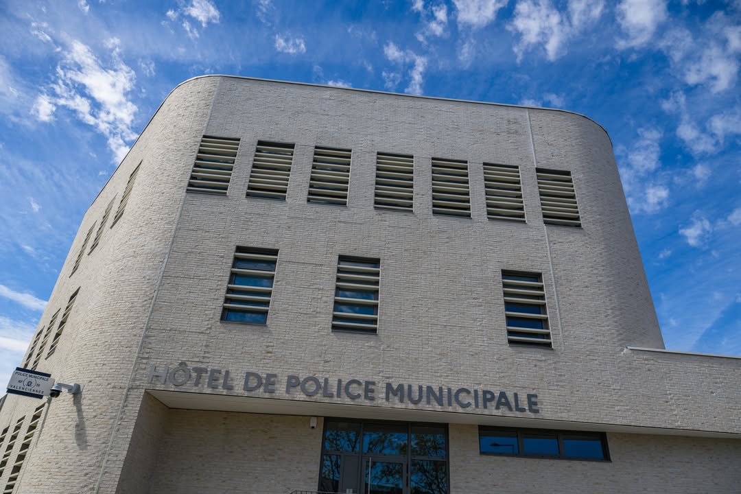[🚨 INFO 🚨] 𝐋𝐚 𝐏𝐨𝐥𝐢𝐜𝐞 𝐌𝐮𝐧𝐢𝐜𝐢𝐩𝐚𝐥𝐞 𝐝𝐞́𝐦𝐞́𝐧𝐚𝐠𝐞  ! 
Toujours plus de sécurité, de tranquillité au service des Valenciennois.
Valenciennes franchit une nouvelle étape pour la sécurité du quotidien avec l’ouverture d’un équipement moderne, accessible et performant.

📍 𝐋𝐚 𝐏𝐨𝐥𝐢𝐜𝐞 𝐌𝐮𝐧𝐢𝐜𝐢𝐩𝐚𝐥𝐞 𝐯𝐨𝐮𝐬 𝐚𝐜𝐜𝐮𝐞𝐢𝐥𝐥𝐞 𝐝𝐞̀𝐬 𝐥𝐞 𝟏𝐞𝐫 𝐦𝐚𝐢 𝐚̀ 𝐥’𝐇𝐨̂𝐭𝐞𝐥 𝐝𝐞𝐬 𝐏𝐨𝐥𝐢𝐜𝐞𝐬 – 𝟑𝟑 𝐛𝐨𝐮𝐥𝐞𝐯𝐚𝐫𝐝 𝐝𝐞𝐬 𝐀𝐥𝐥𝐢𝐞́𝐬.

Un lieu unique, plus visible, plus proche, plus efficace, pensé pour mieux répondre aux attentes des Valenciennoises et des Valenciennois.

🕒 𝐇𝐨𝐫𝐚𝐢𝐫𝐞𝐬 𝐝’𝐚𝐜𝐜𝐮𝐞𝐢𝐥 𝐝𝐮 𝐩𝐮𝐛𝐥𝐢𝐜 : du lundi au vendredi de 8h30 à 17h – 📞 𝐂𝐨𝐧𝐭𝐚𝐜𝐭 : 𝟎𝟑 𝟐𝟕 𝟐𝟐 𝟒𝟑 𝟕𝟎

🔹Les effectifs de la police municipale et du CSU sont opérationnels 𝟐𝟒𝐡/𝟐𝟒 𝐞𝐭 𝟕𝐉/𝟕🔹

A terme, ce site réunira également la Police Nationale pour renforcer encore la coordination des forces de sécurité.

👉 𝑽𝒂𝒍𝒆𝒏𝒄𝒊𝒆𝒏𝒏𝒆𝒔 𝒂𝒈𝒊𝒕. 𝑽𝒂𝒍𝒆𝒏𝒄𝒊𝒆𝒏𝒏𝒆𝒔 𝒑𝒓𝒐𝒕𝒆̀𝒈𝒆. 𝑽𝒂𝒍𝒆𝒏𝒄𝒊𝒆𝒏𝒏𝒆𝒔 𝒂𝒗𝒂𝒏𝒄𝒆.

#Valenciennes #Sécurité #PoliceMunicipale #ServicePublic #Tranquillité