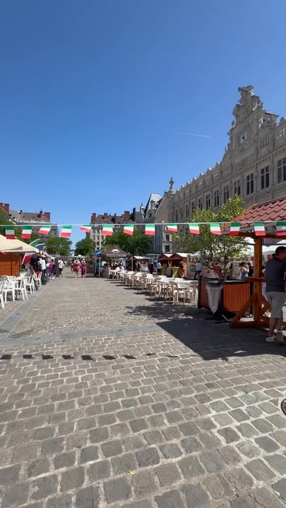 Ce week-end, Valenciennes Vie était sur la Place d’Armes à l’occasion de Place à l’Italie, organisé par la Ville de Valenciennes 🇮🇹
 
🍕🍝 Une chose est sûre : exposants comme visiteurs ont envoyé un message très clair… ils attendent déjà la prochaine édition ! 🙌

Des produits de qualité, des saveurs authentiques, de la culture italienne à chaque coin d’allée et une ambiance conviviale comme on les aime.

☀️ Et comme à chaque édition, le soleil était lui aussi au rendez-vous !
👏 Bravo à tous les exposants, aux organisateurs et aux visiteurs qui ont fait de ce week-end une véritable réussite.

📍 Rendez-vous l’année prochaine pour un nouveau voyage en Italie… sans quitter Valenciennes ! 🇮🇹❤️
 
#valenciennes Ville de Valenciennes @super fans