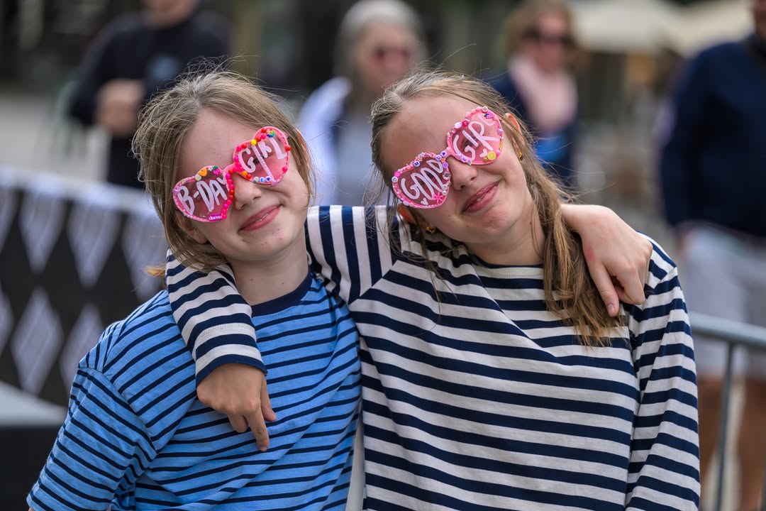 [Retour en📸] 𝐬𝐮𝐫 𝐮𝐧 𝐰𝐞𝐞𝐤-𝐞𝐧𝐝 𝐚𝐧𝐢𝐦𝐞́ 𝐩𝐥𝐚𝐜𝐞 𝐝’𝐀𝐫𝐦𝐞𝐬 !

Entre le spectacle poétique du Collectif Primavez, les initiations au parkour et les « Planches Priée », petits et grands ont pu profiter de nombreuses animations dans une ambiance conviviale et festive.👇