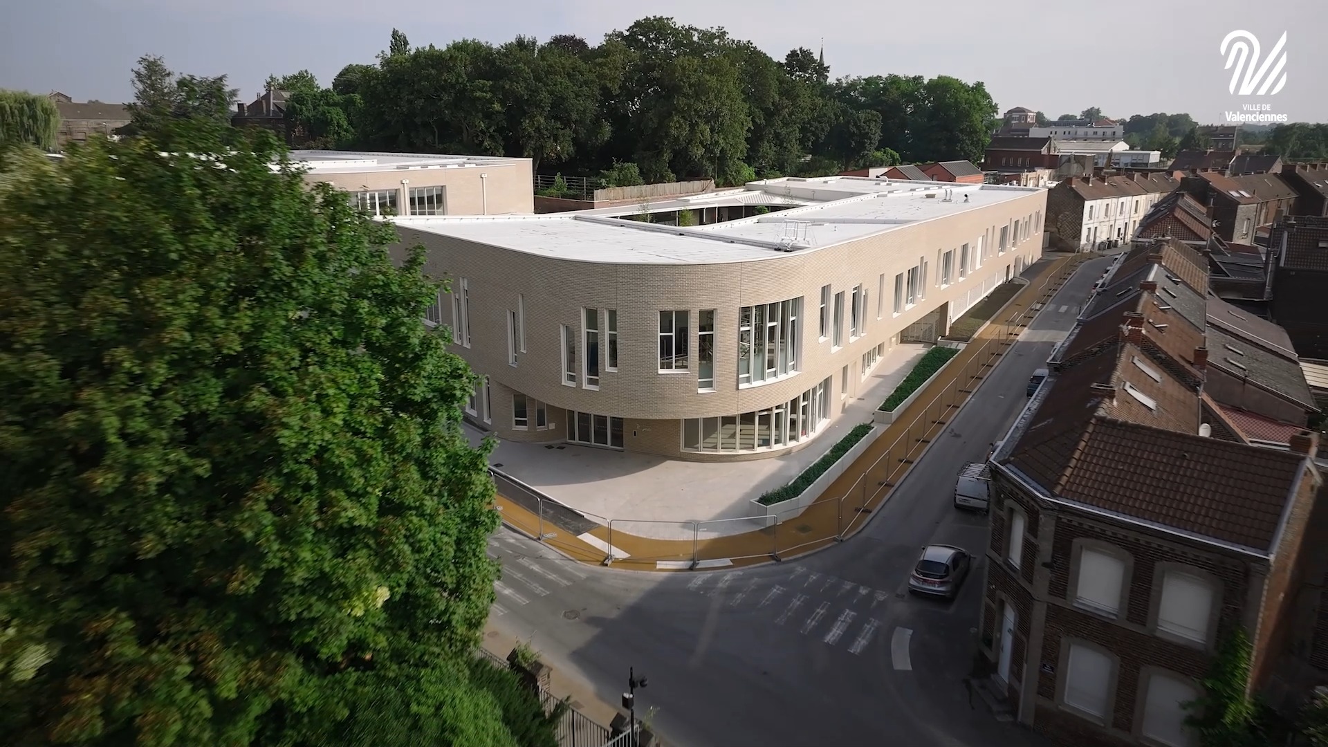 👁️‍🗨️ FAUBOURG DE LILLE : ça bouge ! 

Le Pôle éducatif & social Jean d’Ormesson est presque prêt ✨

À la rentrée, ce nouveau lieu accueillera enfants et familles :
🌱 crèche
🏫 écoles
🎒 périscolaire
🍽️ restauration
❤️ espace santé & PMI
🏠 Maison de Quartier
📚 bibliothèque
🤸‍♂️ espaces sportifs
🐐 ferme pédagogique
🌿 jardins

Un lieu pensé pour grandir, apprendre, s’épanouir, du plus jeune âge jusqu’au collège.

Les équipes peaufinent les derniers détails…

🎒 Bientôt, le Pôle prendra vie !

#enfants #familles #éducation #proximité #Valenciennes