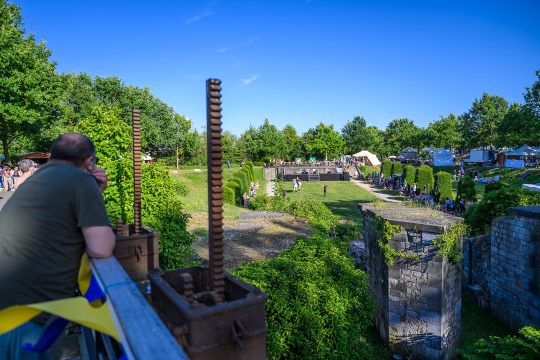 [Retour en images 📸] 𝐬𝐮𝐫 𝐋𝐞𝐬 𝐀𝐫𝐭𝐬 𝐝𝐚𝐧𝐬 𝐥𝐞𝐬 𝐑𝐞𝐦𝐩𝐚𝐫𝐭𝐬 ! 🏰✨

𝑸𝒖𝒆𝒍 𝒎𝒂𝒈𝒏𝒊𝒇𝒊𝒒𝒖𝒆 𝒗𝒐𝒚𝒂𝒈𝒆 𝒅𝒂𝒏𝒔 𝒍𝒆 𝒕𝒆𝒎𝒑𝒔 ! ⚔️

Le temps d&rsquo;un week-end, le parc de la Citadelle s&rsquo;est transformé en véritable campement du XVIIᵉ siècle. Spectacles, artisans, animations, démonstrations, … ont fait le bonheur des petits comme des grands.

📷 Découvrez ou redécouvrez les meilleurs moments de cette édition à travers notre sélection de photos. 👇