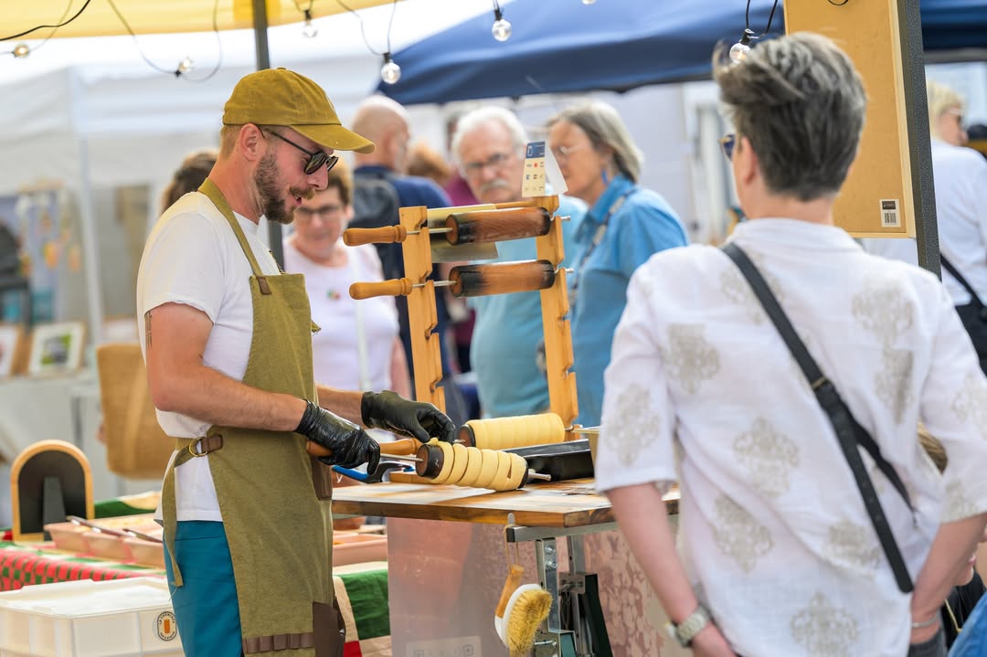 [Retour en images 📷] sur le marché des créateurs !

Une ambiance conviviale pour flâner et rencontrer des artisans inspirants !

revivez ces deux jours de folies créatives 👇