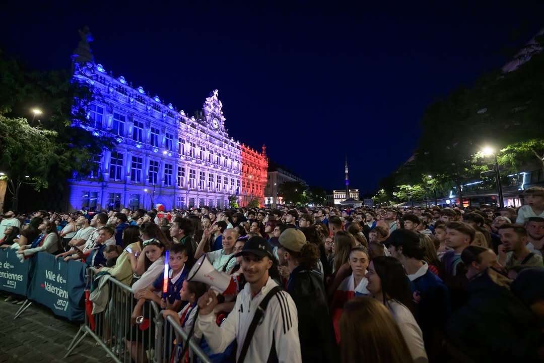 [Retour en images 📸] 𝐬𝐮𝐫 𝐥𝐚 𝐅𝐚𝐧 𝐙𝐨𝐧𝐞 ! 🇫🇷🇵🇾

𝑸𝒖𝒆𝒍𝒍𝒆 𝒂𝒎𝒃𝒊𝒂𝒏𝒄𝒆 𝒔𝒖𝒓 𝒍𝒂 𝒑𝒍𝒂𝒄𝒆 𝒅&rsquo;𝑨𝒓𝒎𝒆𝒔 𝒂̀ 𝑽𝒂𝒍𝒆𝒏𝒄𝒊𝒆𝒏𝒏𝒆𝒔 ! 

Vous étiez nombreux à venir encourager les Bleus à l&rsquo;occasion des huitièmes de finale France 🇫🇷 🆚 Paraguay 🇵🇾. 
Chants, encouragements, émotions et ferveur collective ont rythmé cette belle soirée de football partagée entre amis, en famille et entre supporters.

📷 Revivez les meilleurs instants de cette soirée à travers notre sélection de photos 👇